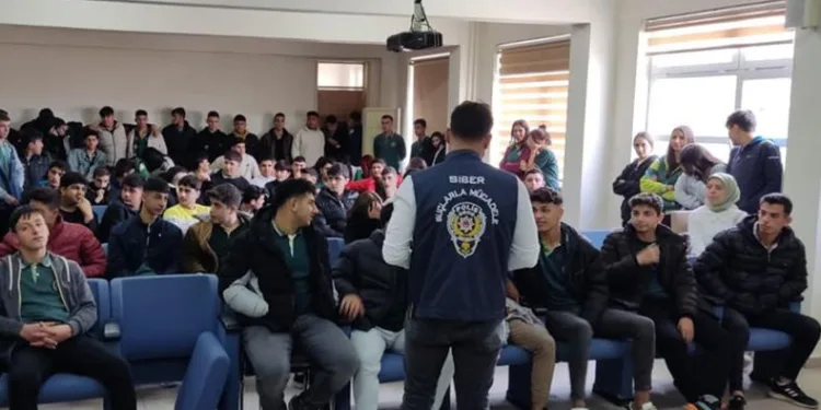 SİBERAY ekibinden öğrencilere seminer