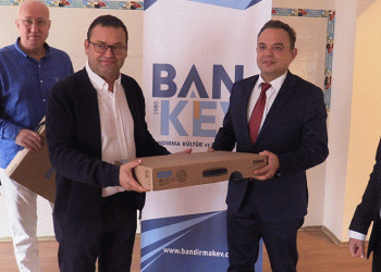 Bandırma’da vakıftan bilgisayar desteği