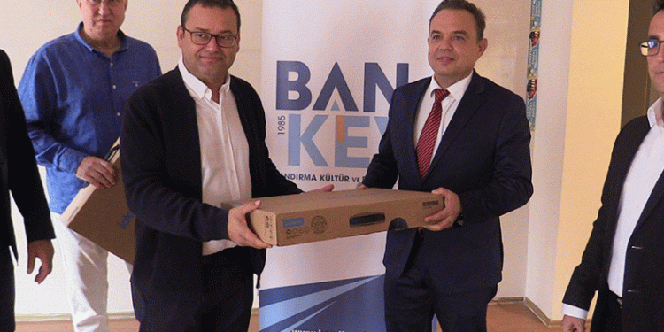 Bandırma’da vakıftan bilgisayar desteği