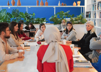 Gençlerle kahve eşliğinde sohbet etti