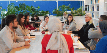 Gençlerle kahve eşliğinde sohbet etti