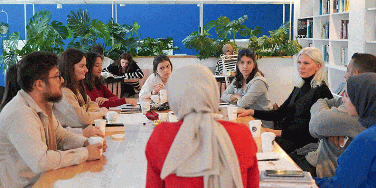Gençlerle kahve eşliğinde sohbet etti