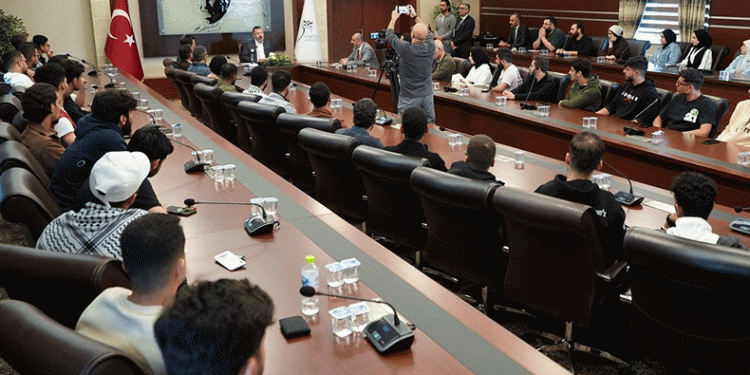 Kırışık, üniversitedeki Filistinlilerle buluştu