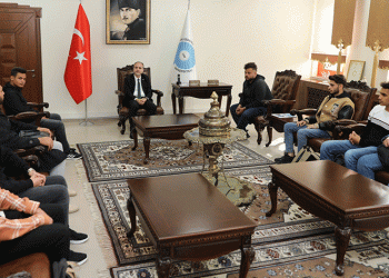Filistinli öğrencileri Rektör Uslu ağırladı