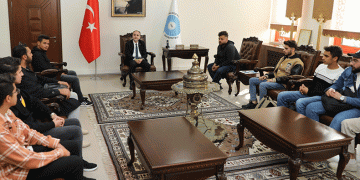 Filistinli öğrencileri Rektör Uslu ağırladı