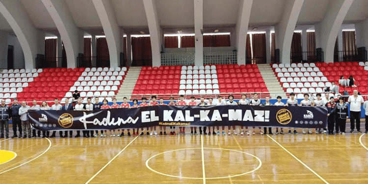 “Kadına El Kalkamaz” pankartı açıldı