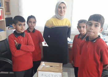 Öğrenciler kumbaralarını Filistin için boşalttı