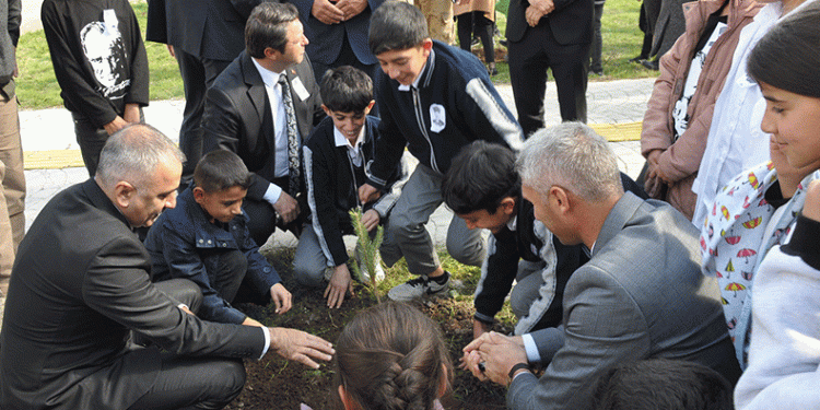 Bulanık’ta fidan dikimi