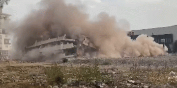 Ağır hasarlı bina yıkıldı
