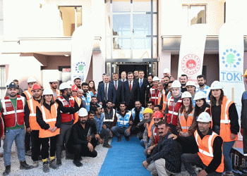Yılmaz, deprem konutlarını inceledi