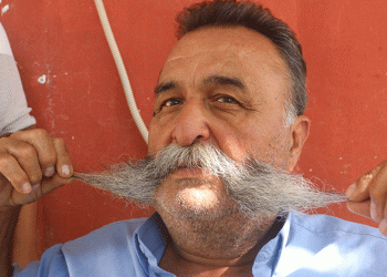 20 yıldır bıyıklarına jilet sürmedi