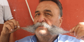 20 yıldır bıyıklarına jilet sürmedi