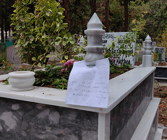 Babasının mezarından çiçek çalan hırsıza not bıraktı