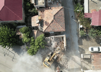Depremde zarar gören evler yıkılıyor
