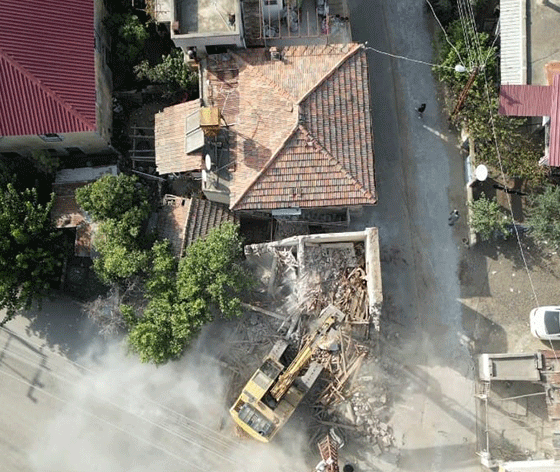 Depremde zarar gören evler yıkılıyor