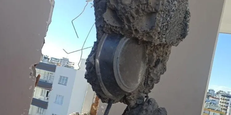 Ağır hasarlı binanın beton bağlama noktasından tepsi çıktı