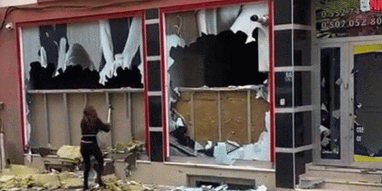 Tekirdağ’da masaj salonunun camlarını kazmayla kırdı
