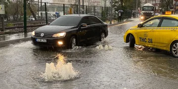 İstanbul’da rögarlar taştı, yollar göle döndü
