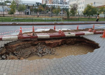Siirt’te sağanak yağış sonucu yol çöktü