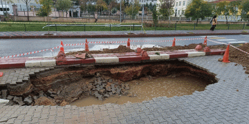 Siirt’te sağanak yağış sonucu yol çöktü