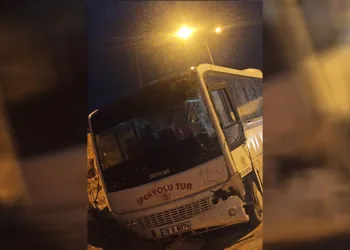 Bursa’da iki servis minibüsü çarpıştı: 7 yaralı