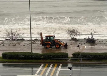 Trabzon’da gece yangın, sabah fırtına