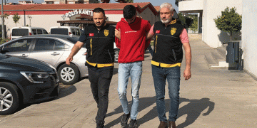 Teslim etmediği telefonları satıp otomobil aldı
