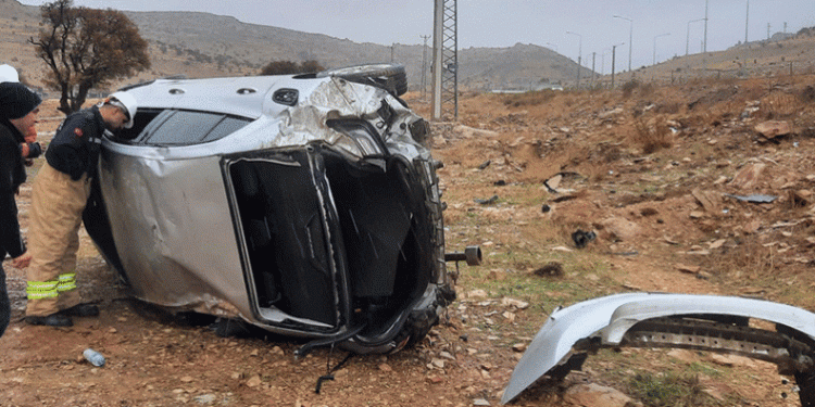 Mardin’de takla atan otomobilin sürücüsü yaralandı