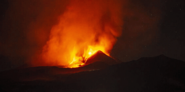 Etna Yanardağı yeniden faaliyete geçti