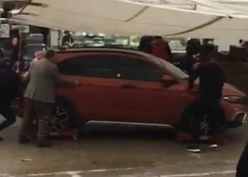 Pazar alanında unutulan otomobili böyle kaldırdılar