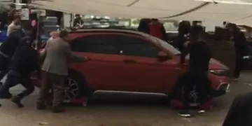 Pazar alanında unutulan otomobili böyle kaldırdılar