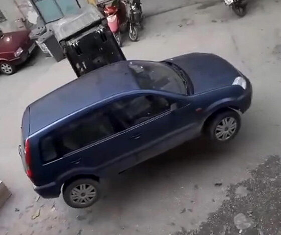 Bursa'da yanlış park edilen aracı forkliftle kaldırdı