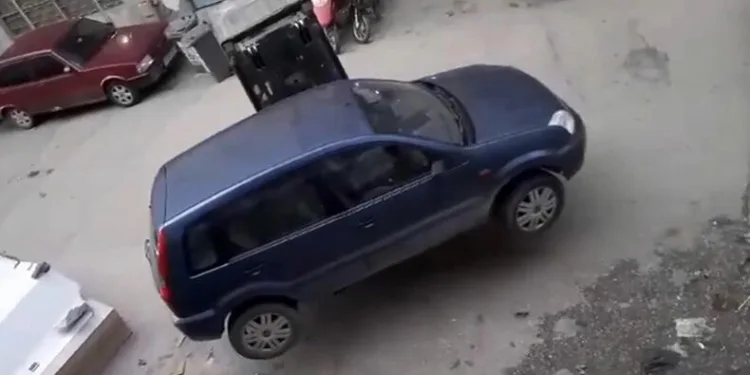 Bursa’da yanlış park edilen aracı forkliftle kaldırdı