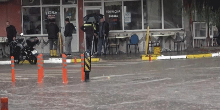 Yarım saatlik sağanak su baskınlarına neden oldu