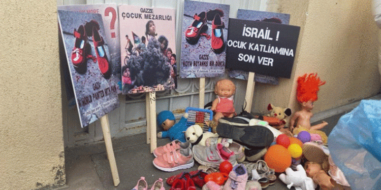 AK Parti’li kadınlardan İsrail Büyükelçiliği konutu önünde eylem