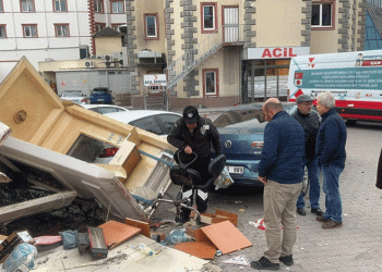 Rahatsızlanan sürücü aracıyla hastaneye daldı