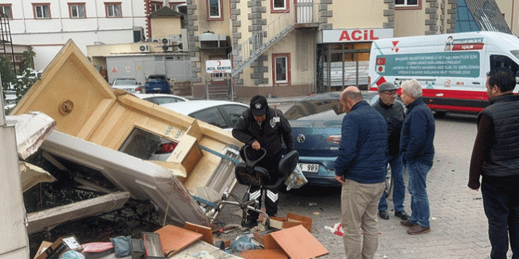 Rahatsızlanan sürücü aracıyla hastaneye daldı