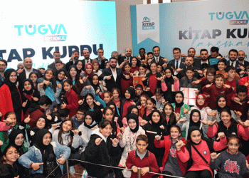Mustafa Dündar, TÜGVA’nın etkinliğinde öğrencilerle buluştu