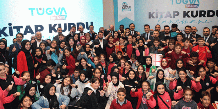Mustafa Dündar, TÜGVA’nın etkinliğinde öğrencilerle buluştu