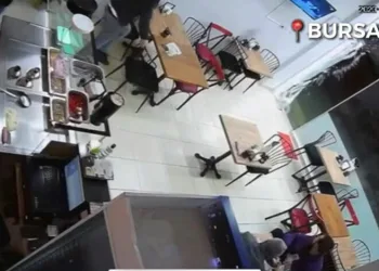 Bursa’da şiddetli rüzgar lokanta kapısını parçaladı