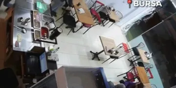 Bursa’da şiddetli rüzgar lokanta kapısını parçaladı