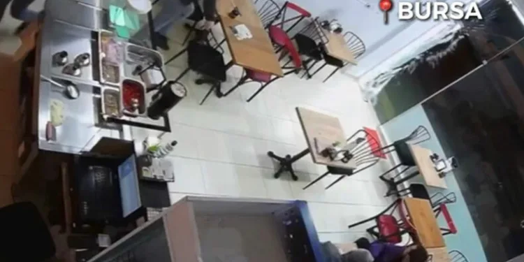 Bursa’da şiddetli rüzgar lokanta kapısını parçaladı