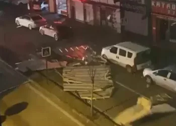 Bursa’da fırtına çatıları, tabelaları uçurdu