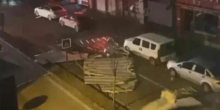 Bursa’da fırtına çatıları, tabelaları uçurdu
