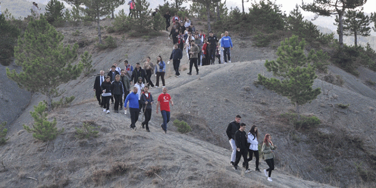 Şehitler için 4 kilometre yürüdüler