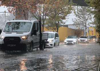 İzmir’i sağanak vurdu