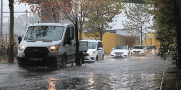İzmir’i sağanak vurdu