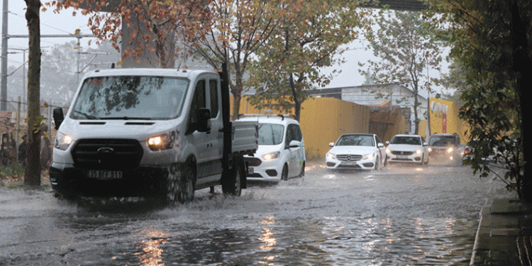 İzmir’i sağanak vurdu