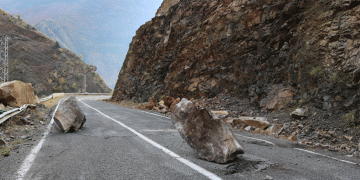 Artvin-Ardahan karayolunda heyelan