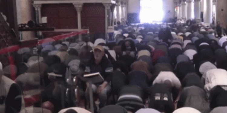 Filistinliler İsrail’e rağmen Mescid-i Aksa’da cuma namazı kıldı